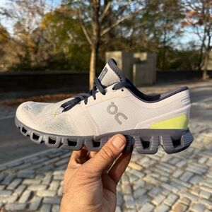 - shose for men cloud 5 size 8.5 men for women size 10